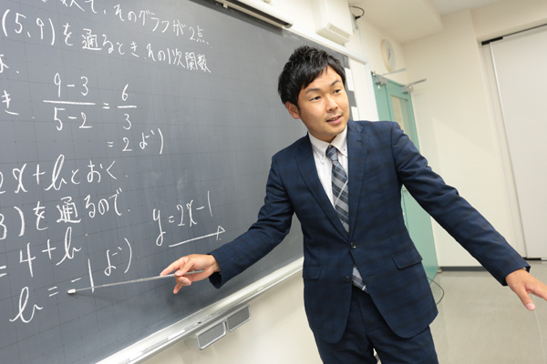 高校3年生担当で数学科・ゴルフ部顧問の天野正貴先生