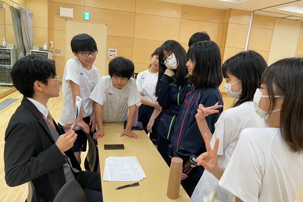 生徒同士の考えを交換する授業中のグループワーク