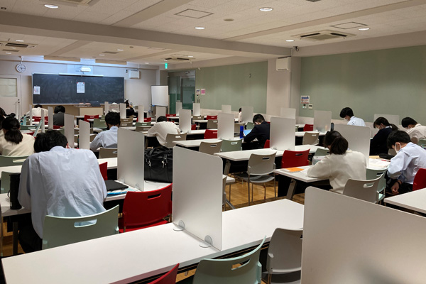 先輩が勉強する姿から刺激を受ける学習支援センター
