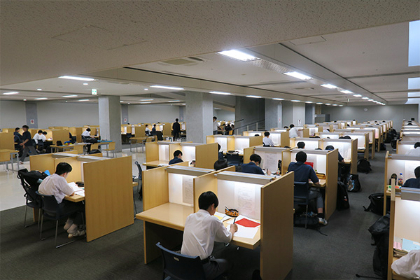 約300席!都内最大級の自習室完備。この日はテスト勉強をする生徒で満席状態。