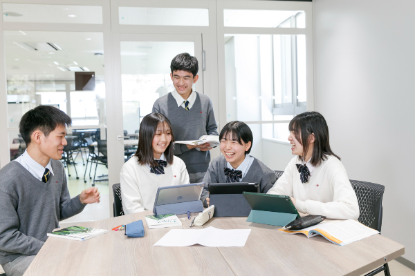勉強を教え合う光景がよく見られます