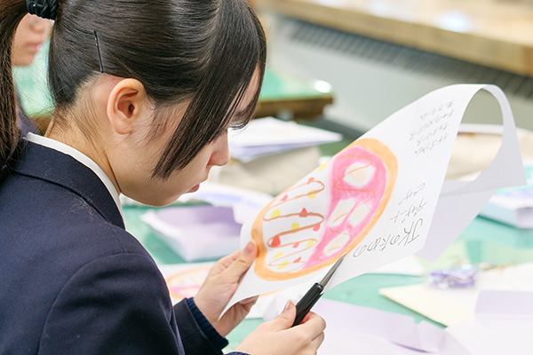 美術にてピザのイラストを切り抜き中