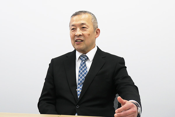 インタビューに応える瀬尾匡範校長先生