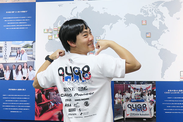 ZENSHINのTシャツを着た大原さんの写真