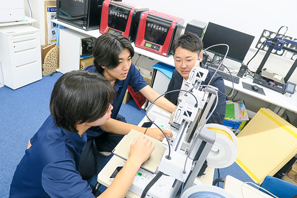 Fabラボにて最新の3Dプリンター