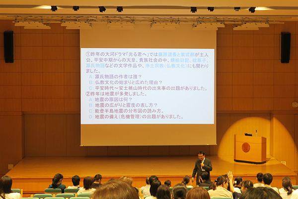 成績UP講座では壇上ではなく、常に観覧席で講演していた渡邉先生。質問に答える参加者に自らマイクを向けていた