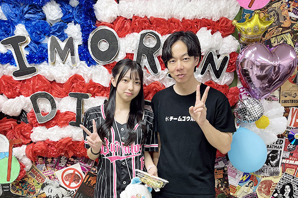 文化祭にて先生と記念撮影するS.T.さん