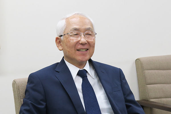 大久保校長は大学時代中国古代史を専攻。東京電機大学中学校・高等学校の社会・地歴の教師を長年務め、同校校長も務めた。