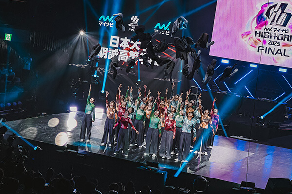 大会でダンスを披露するダンス部メンバー