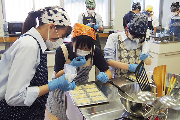 フィナンシェをつくる家庭科部の女子部員