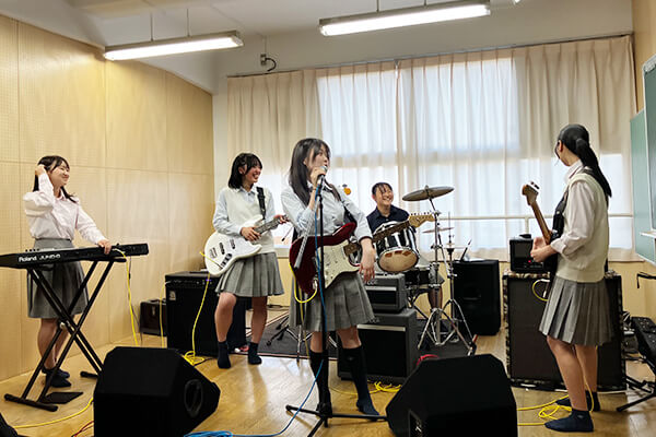 練習中互いの音を確認するギンモクセイメンバー