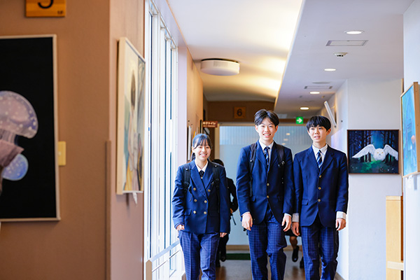 校内を歩く生徒