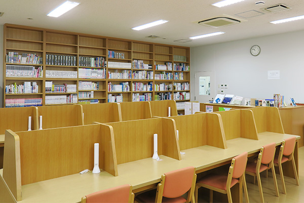職員室の隣にある図書室兼自習室