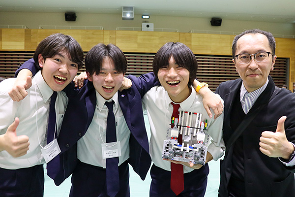 「ロボッチャ®ジャパンカップ(RJC)」の優勝メンバーと支えてくれた先生