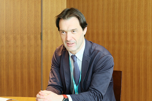 一人ひとりに合わせた丁寧な指導を心がけていると話すロブ先生