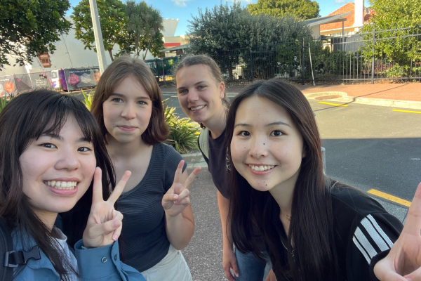 M.I.さん(右端)はニュージーランドに3か月留学