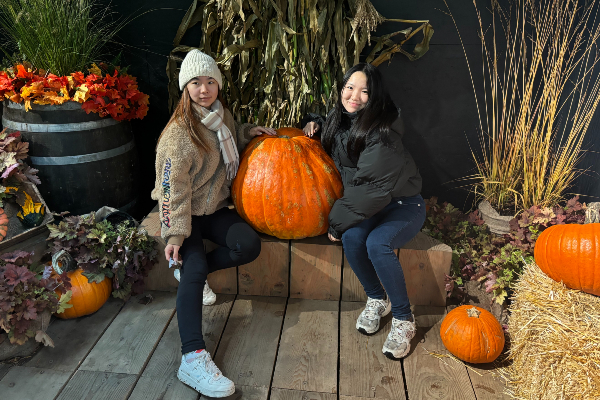 K.H.さん(右)は4か月目には英語力に自信をつけていました