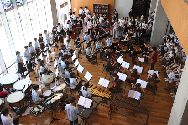 明星祭での吹奏楽アンサンブルの演奏写真