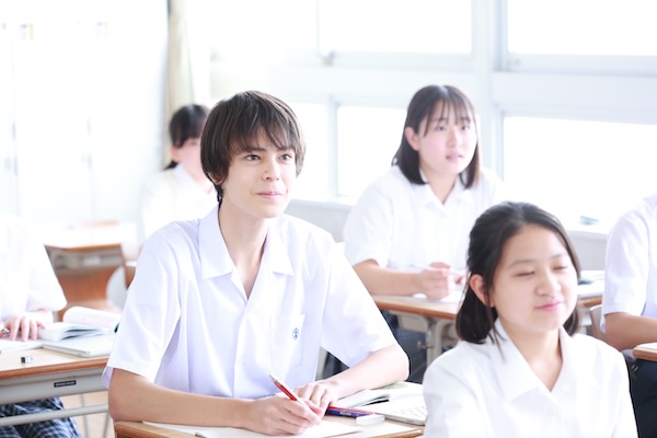 授業を受けている生徒の写真