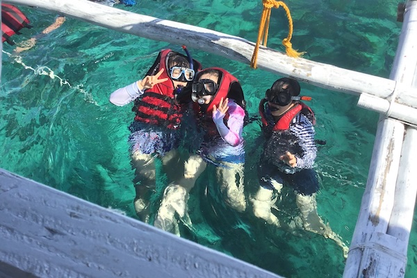 シュノーケリングを楽しむ生徒の写真