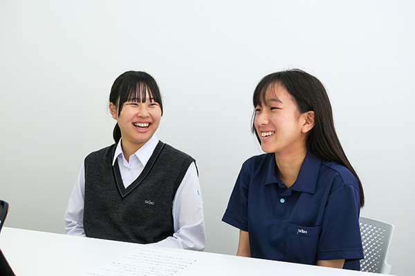 インタビューを受ける生徒2人