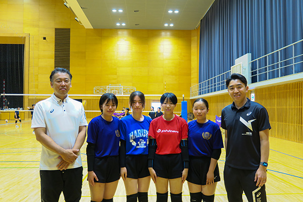 体育館で先生と生徒の集合写真