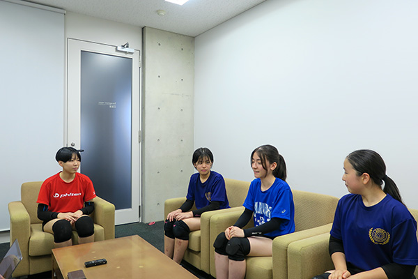 生徒へのインタビューの様子