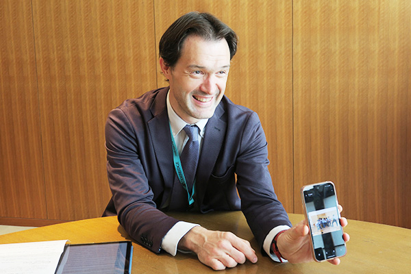 生徒の写真を見せるロブ先生