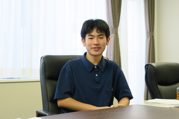 一貫部先進コース5年生の北村さん。陸上部で部長を務めています