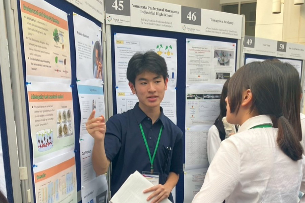 「グローバルリンクシンガポール2025」では自分の英語が通じて、自信をつけたと話します