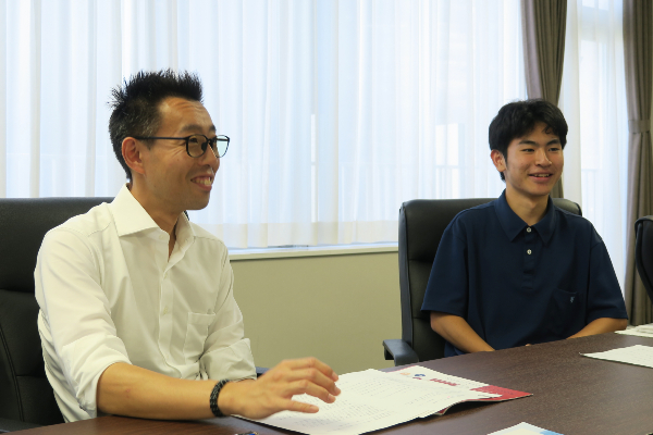 北村さんを指導した小島先生(左)。理科主任で、生物クラブの顧問も務めています。北村さんの研究では一緒に研究方法を調べるなど、先生自身も勉強になったと語ります