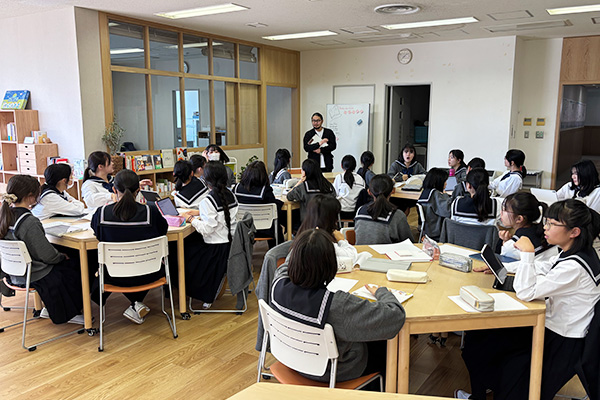 探求学習では、生徒同士でのディスカッションが盛んに行われる