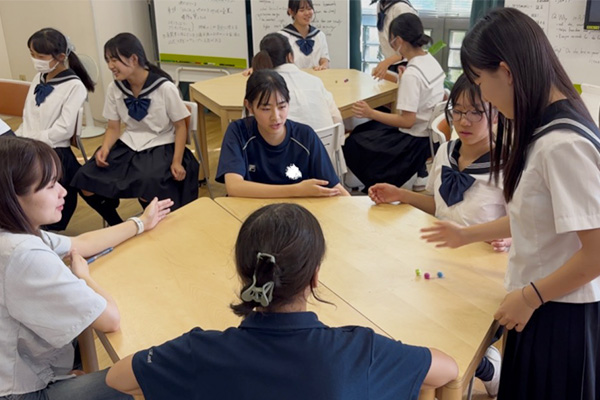 韓国フェアの風景（韓国のゲーム「コンギ」の様子）