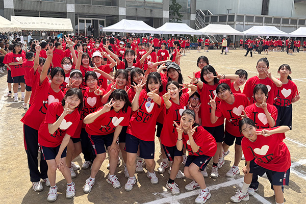 スポーツフェスタ（SF）では全10種類の競技が行われ、生徒も先生も全力で挑む
