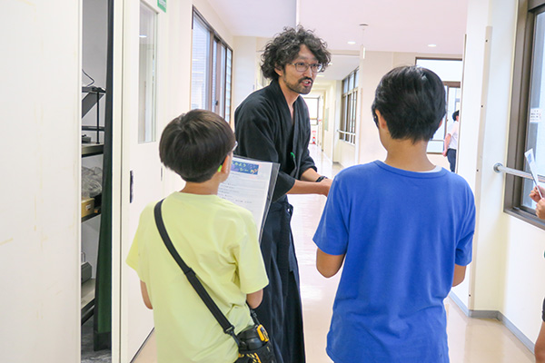 「ミステリースクール」で謎解き体験の様子