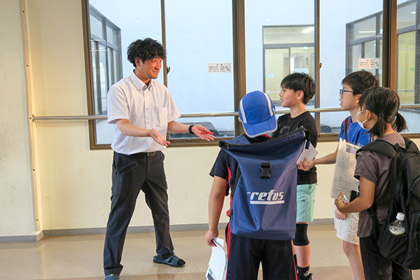 「ミステリースクール」で謎解き体験の様子