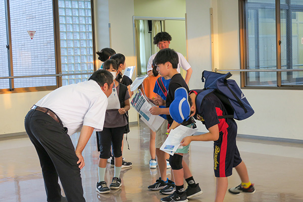 「ミステリースクール」で謎解き体験の様子