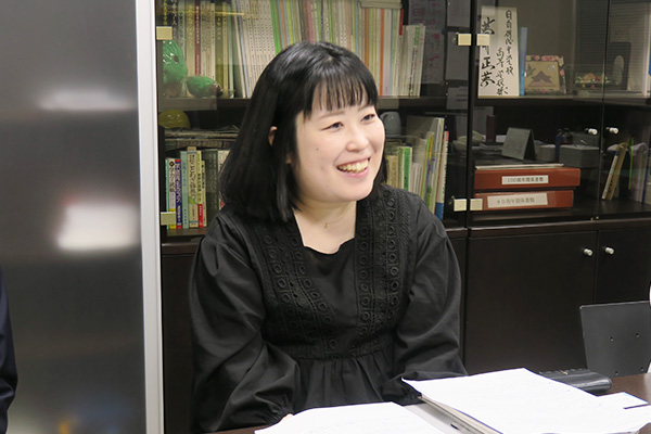 英語のスピーチコンテストが楽しみと話す青野先生