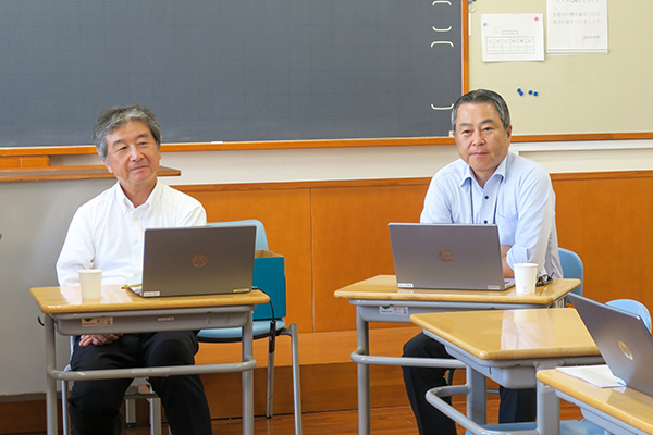 研究会での様子。佐藤校長(左)田端教頭(右)