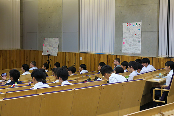 ほかのグループのプレゼンに聞き入っている様子