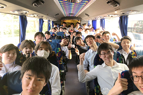 和気あいあいとした移動中のバス