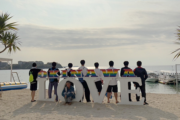 沖縄の空の下で