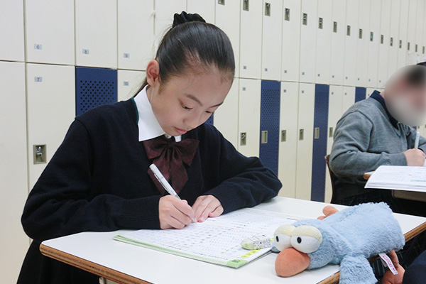 学習に取り組むA.K.さん