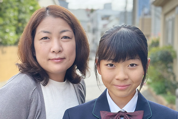 K.A.さんと、K.Aさんのお母さま。説明会への参加を通じて学校の方針と面倒見の良さに感銘を受け、勉強面では取り組むべきことが明確に。親子ともども「やる気」が出たという。