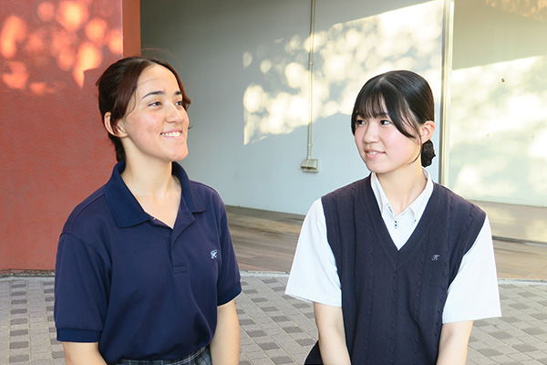 簿記や物理の勉強など、卒業までに挑戦したいことについて語る二人