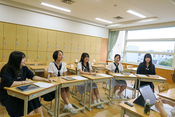 取材を受ける女子聖の生徒