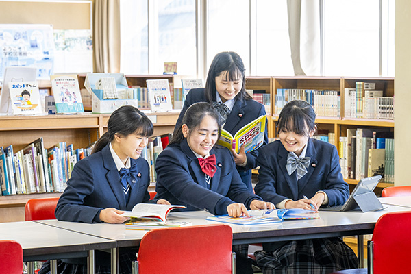 生徒たちが談笑している様子