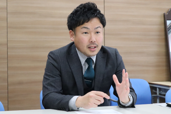 広報部主任の天野正貴先生。普段は数学を教えています