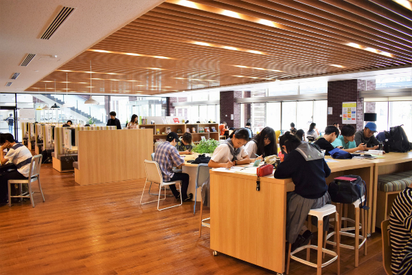 日大文理学部の「ラーニングコモンズ」というスペースで勉強をすることができます