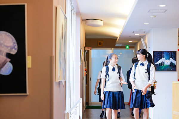 廊下で談笑する様子